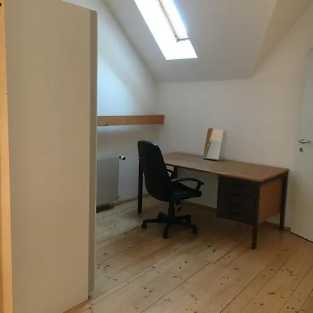 Dachgeschosswohnung Mit 2 Schlafzimmern 公寓